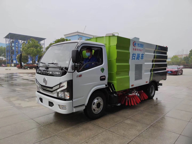 東風小多利卡掃路車（1.5方水罐，4方塵罐）
