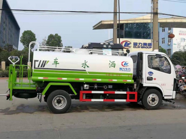 東風多利卡5噸灑水車