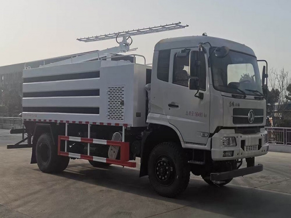 東風(fēng)四驅(qū)光伏板清洗車，8方水罐